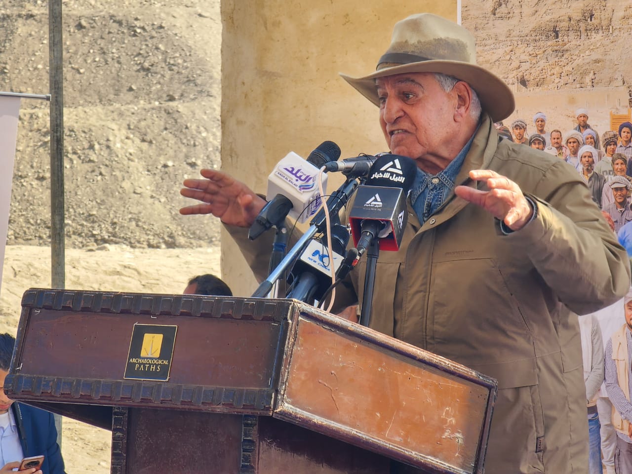 زاهي حواس يعلن عن العديد من الاكتشافات الأثرية في ظلال معبد الملكة حتشبسوت بالدير البحري - الأقصر